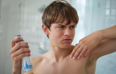 Çocuklarda Yetişkin Deodorantı Kullanmanın Gizli Tehlikeleri