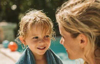 Bebek Güneş Kremi Seçiminde Doğru Bilinen Yanlışlar: Fiziksel Koruma Neden Önemli?