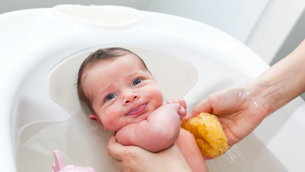 Yenidoğan Bebek Nasıl Yıkanır? İlk Banyo Rehberi